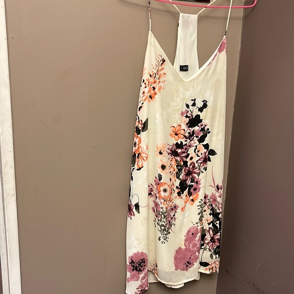 Cute short flowy floral dress - Picture 1 of 1